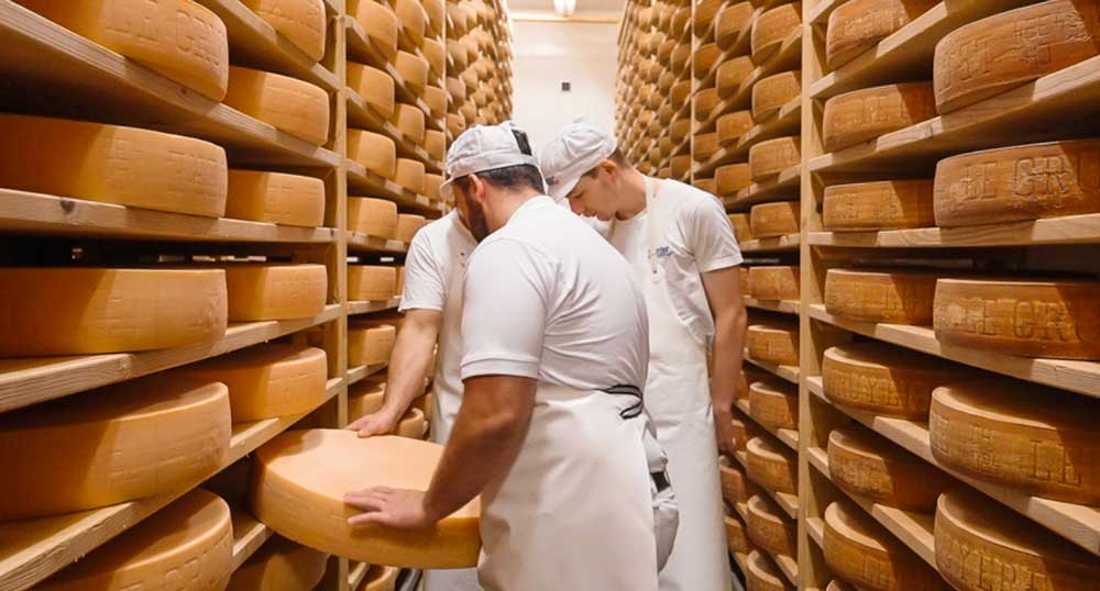Le Gruyère AOP - Fromagerie Mesot en gare de Bulle