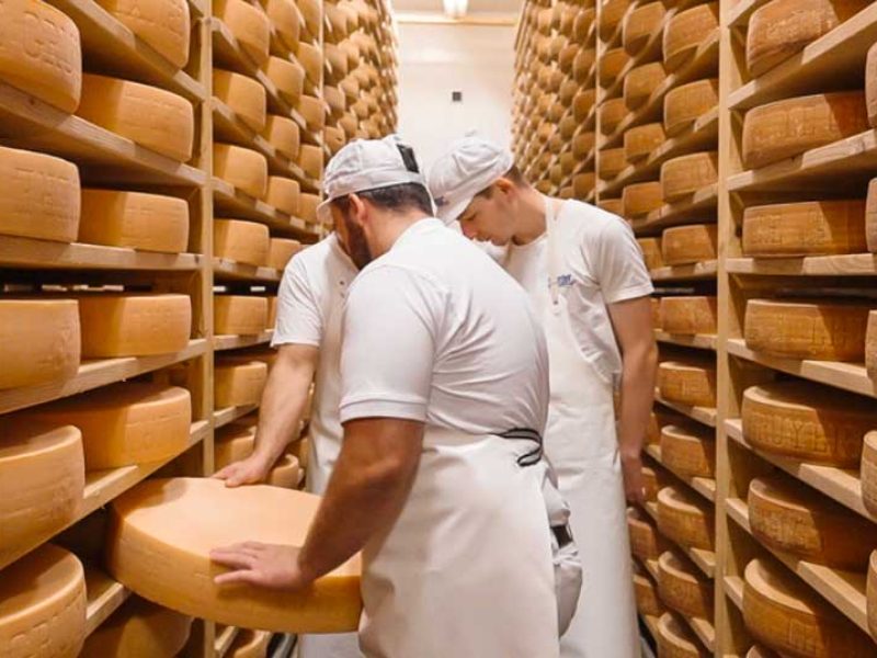Le Gruyère AOP - Fromagerie Mesot en gare de Bulle